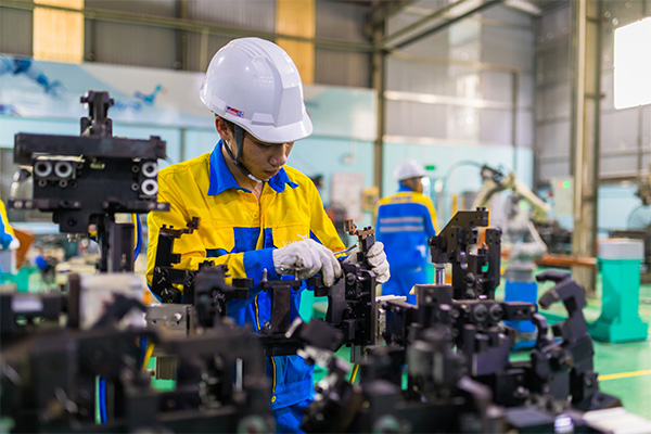 A VNAS worker assembled automated welding fixtures at VNAS factory.