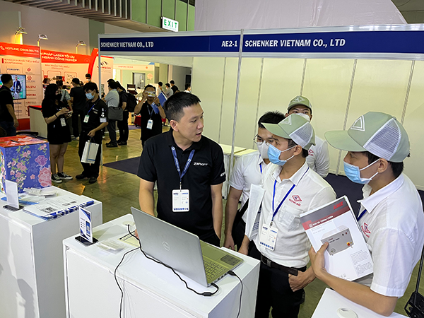 ZWSOFT Vietnam Team introduced ZWSOFT products.