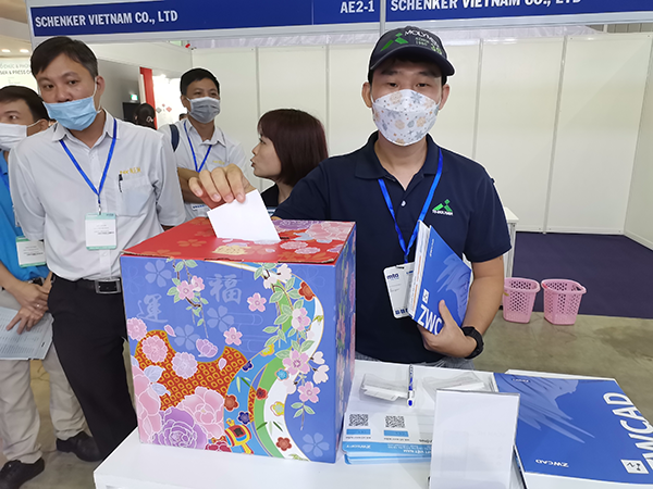 Many visitors joined in the lucky draw.